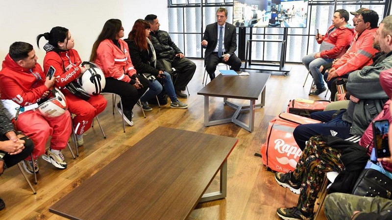 Massa analizó con trabajadores de plataformas de delivery medidas para el sector Massa analizó con trabajadores de plataformas de delivery medidas para el sector