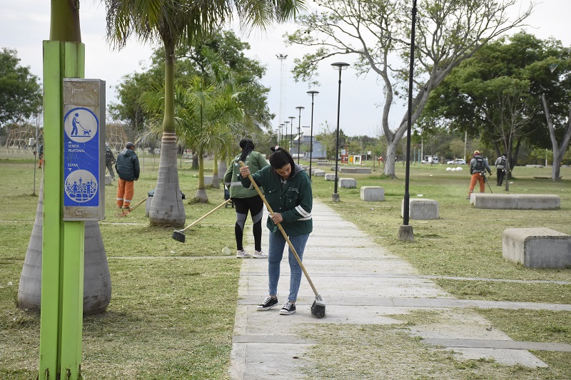 Siguen los operativos de limpieza integral de parques, plazas y plazoletas de Resistencia Siguen los operativos de limpieza integral de parques, plazas y plazoletas de Resistencia