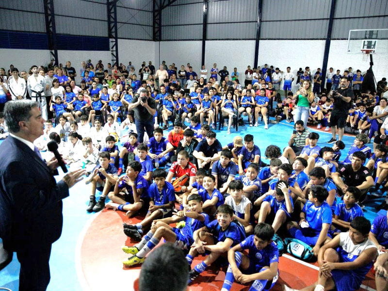 El gobernador inauguró el microestadio y obras integrales en el club Villa Alvear El gobernador inauguró el microestadio y obras integrales en el club Villa Alvear