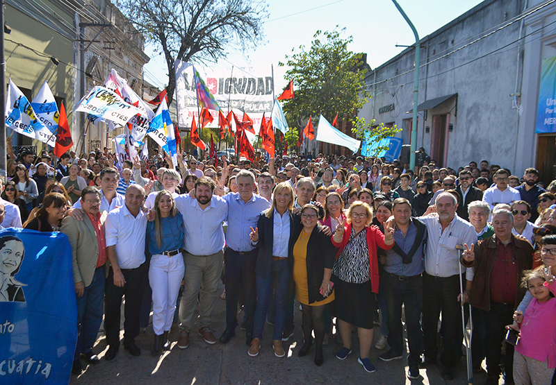 Agustín Rossi llega este martes a Corrientes y se reúne con referentes sociales en la Basílica de Itatí Agustín Rossi llega este martes a Corrientes y se reúne con referentes sociales en la Basílica de Itatí