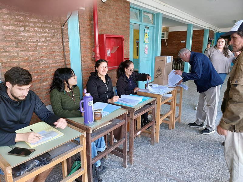 El Tribunal Electoral informó que se vota en todas las mesas receptoras de Resistencia, Makallé y Quitilipi El Tribunal Electoral informó que se vota en todas las mesas receptoras de Resistencia, Makallé y Quitilipi