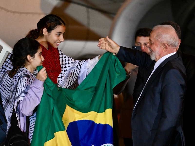 Lula recibe a 32 rescatados de la Franja de Gaza y acusa a Israel de cometer terrorismo Lula recibe a 32 rescatados de la Franja de Gaza y acusa a Israel de cometer terrorismo