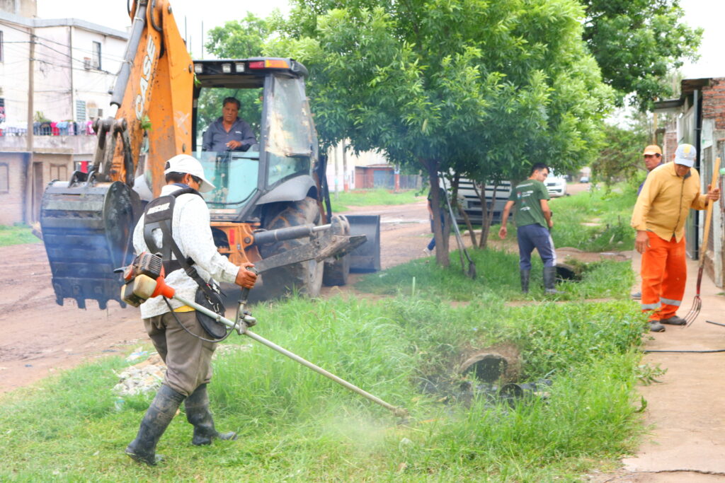 La municipalidad desplegó un operativo de limpieza en el barrio San Valentín La municipalidad desplegó un operativo de limpieza en el barrio San Valentín