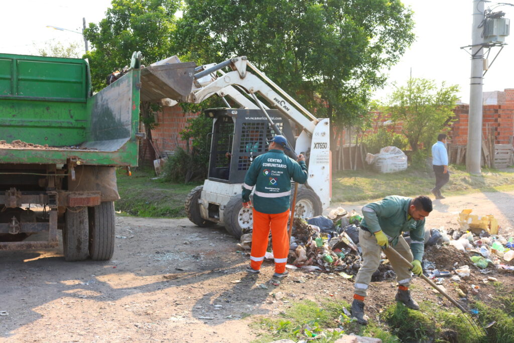 Pronóstico de lluvias: la municipalidad realizó un operativo de limpieza en la zona del canal Quijano