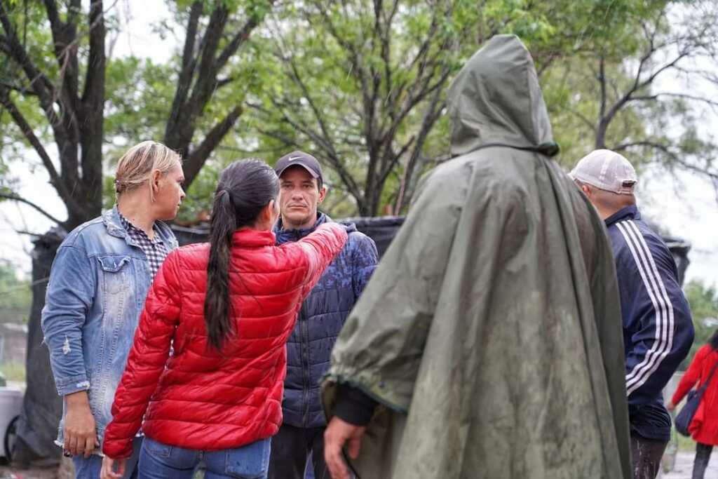 En Barranqueras, 19 familias en riesgo por la crecida se rehúsan a abandonar sus casas