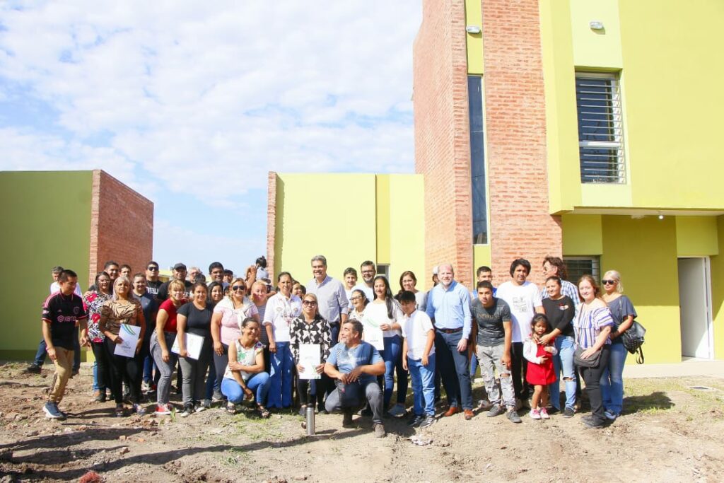 Derecho a la casa propia: Capitanich entregó 23 viviendas familiares en el barrio Carpincho Macho Derecho a la casa propia: Capitanich entregó 23 viviendas familiares en el barrio Carpincho Macho