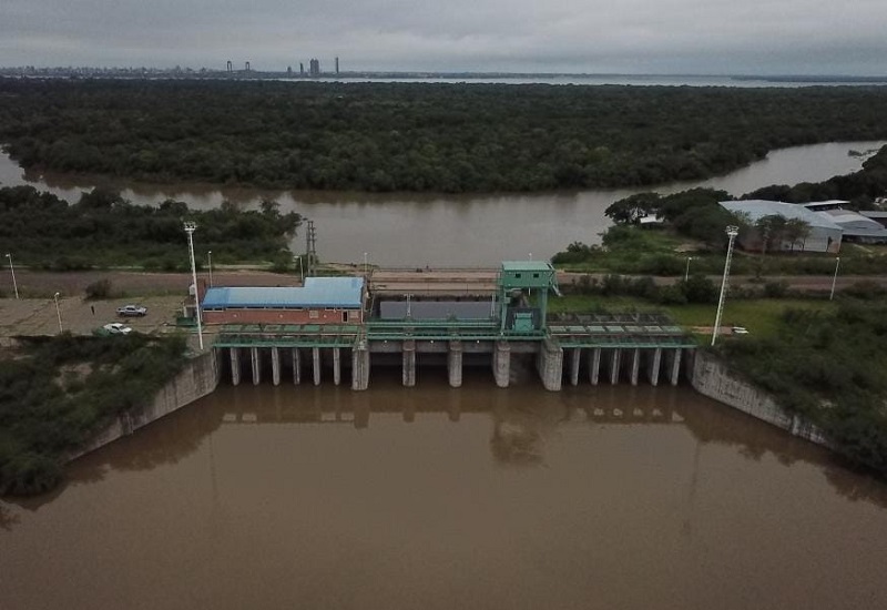 Ante la crecida del Paraná, cerraron las compuertas en el dique sobre el río Negro Ante la crecida del Paraná, cerraron las compuertas en el dique sobre el río Negro