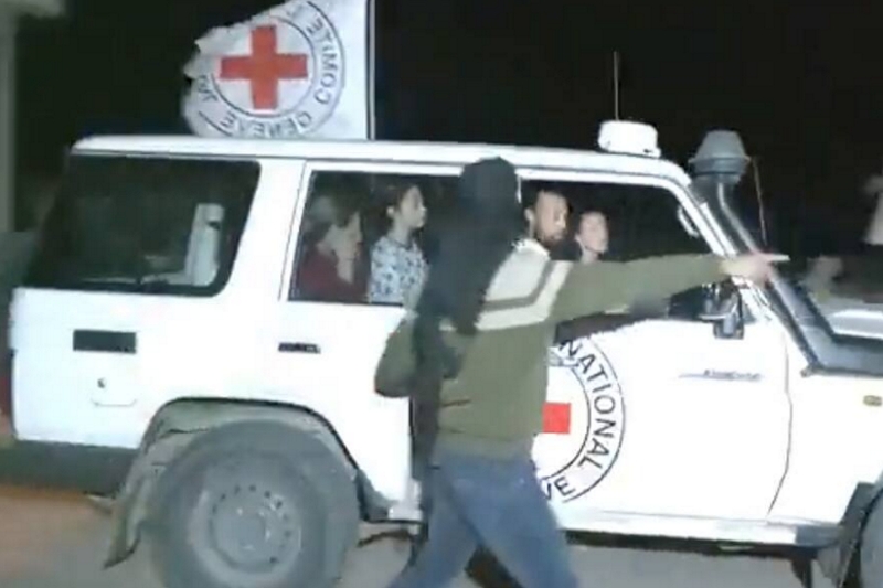 Tras horas de tensión entre Israel y Hamas, entregaron a 13 israelíes y 4 extranjeros a la Cruz Roja Tras horas de tensión entre Israel y Hamas, entregaron a 13 israelíes y 4 extranjeros a la Cruz Roja