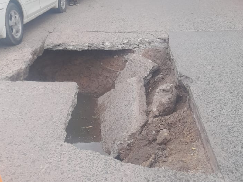 Se produjo un impresionante socavón en la zona del macrocentro de Resistencia Se produjo un impresionante socavón en la zona del macrocentro de Resistencia