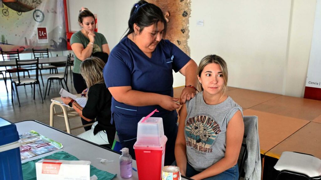 Covid-19: más del 75% de los mayores de 40 años no se aplicó el refuerzo de la vacuna