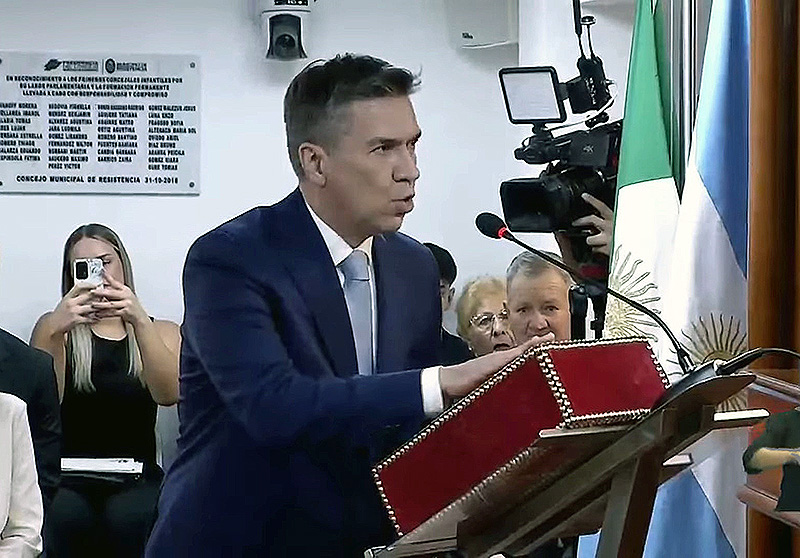 “Seremos un gobierno austero”: Leandro Zdero juró como gobernador del Chaco “Seremos un gobierno austero”: Leandro Zdero juró como gobernador del Chaco