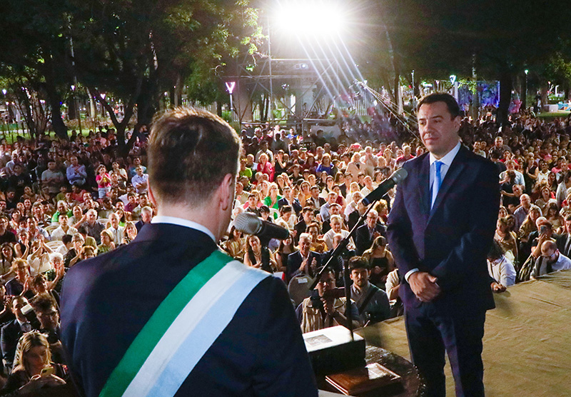 El gobernador Zdero tomó juramento a su Gabinete y los convocó ”a trabajar en territorio al lado de la gente” El gobernador Zdero tomó juramento a su Gabinete y los convocó ”a trabajar en territorio al lado de la gente”