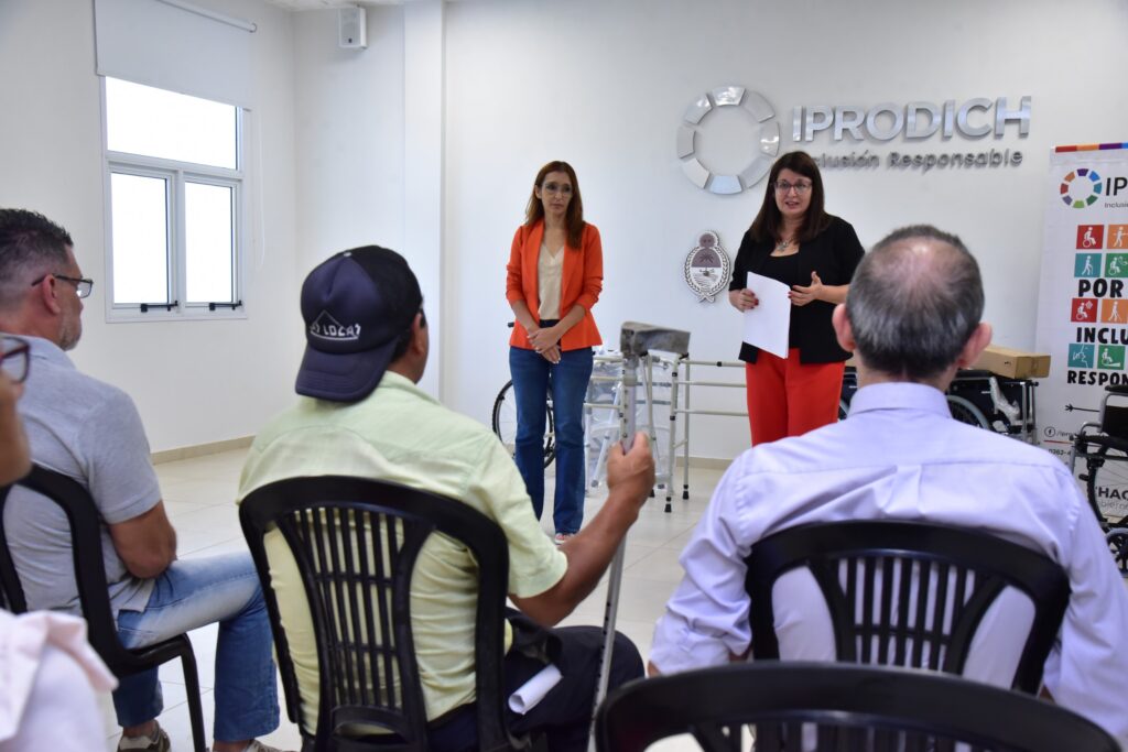 El Iprodich entregó sillas de ruedas a personas con discapacidad de Resistencia