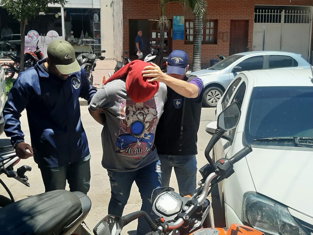 Detuvieron a un hombre acusado de ser el “estafador de las mil caras”