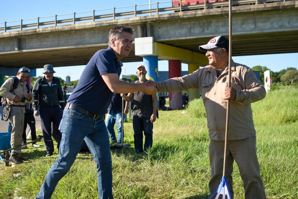 El gobernador acompañó los trabajos de limpieza y desmalezamiento en Resistencia El gobernador acompañó los trabajos de limpieza y desmalezamiento en Resistencia