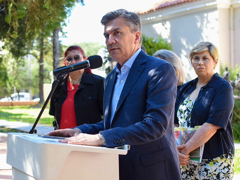 El gobernador Leandro Zdero anunció el pago de la cláusula gatillo para docentes El gobernador Leandro Zdero anunció el pago de la cláusula gatillo para docentes
