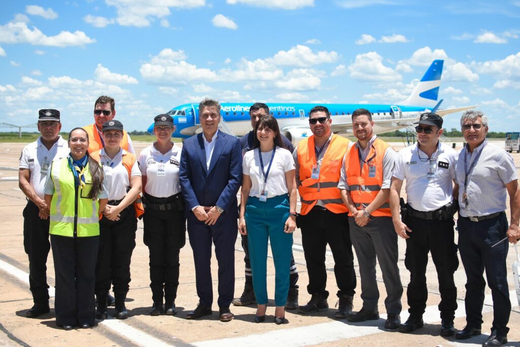 El gobernador Zdero inauguró el primer vuelo Resistencia-Puerto Iguazú