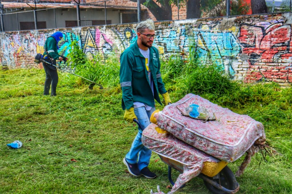 El municipio realiza desmalezado, poda y recolección de residuos en toda la ciudad