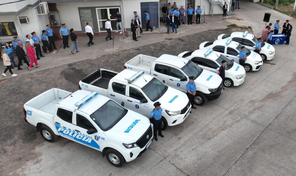 El Gobierno entregó vehículos que fueron recuperados y equipados para la función policial