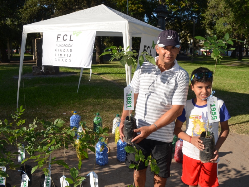 Ciudad Limpia volvió a regalarle árboles a Resistencia Ciudad Limpia volvió a regalarle árboles a Resistencia