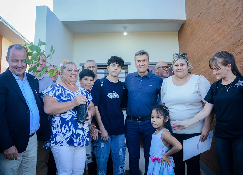El gobernador Zdero entregó viviendas a vecinos del barrio Carpincho Macho, en Resistencia El gobernador Zdero entregó viviendas a vecinos del barrio Carpincho Macho, en Resistencia