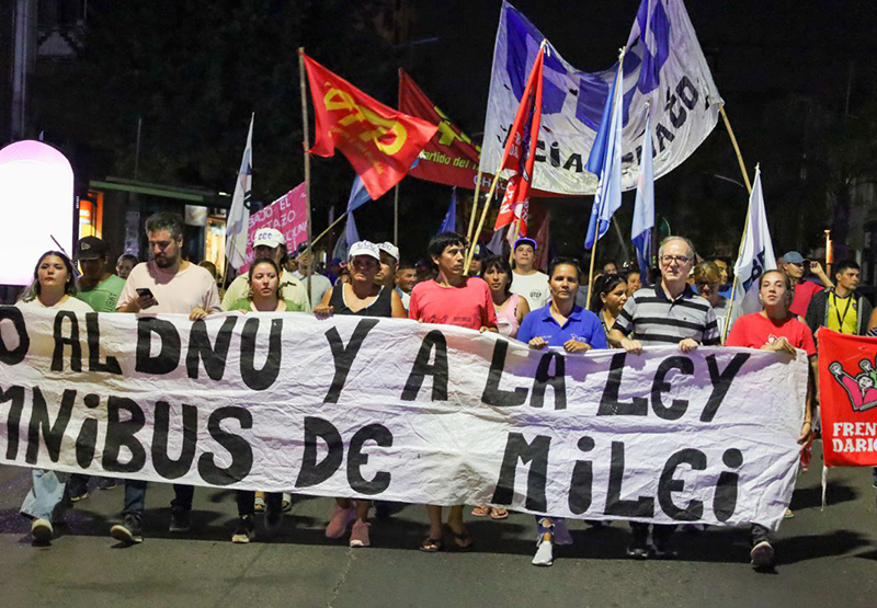 Autoconvocados con asamblea y marcha en Resistencia en repudio al DNU y la Ley Ómnibus Autoconvocados con asamblea y marcha en Resistencia en repudio al DNU y la Ley Ómnibus