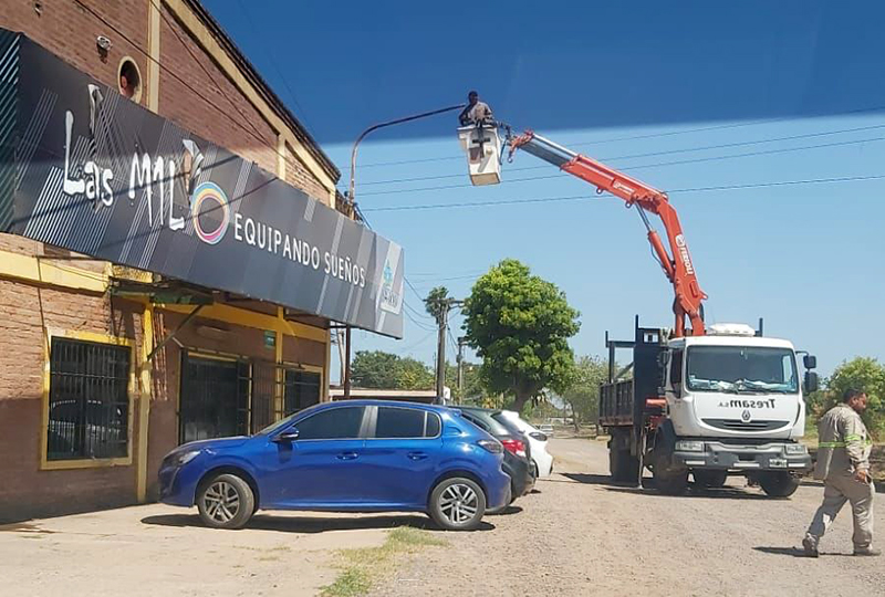 Vecinos de Fontana agradecieron al gobernador el rápido accionar de la iluminación en el Barrio Vicentini Vecinos de Fontana agradecieron al gobernador el rápido accionar de la iluminación en el Barrio Vicentini