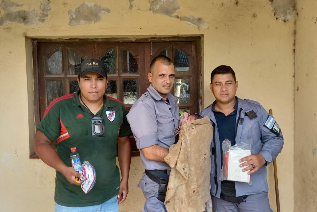 Policías asistieron a una mujer que dio a luz en su vivienda de Fontana