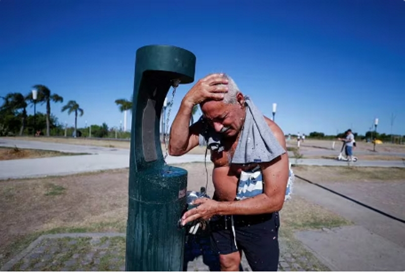 Hay 20 provincias bajo alerta por temperaturas extremas y la ola de calor se extenderá por varios días más Hay 20 provincias bajo alerta por temperaturas extremas y la ola de calor se extenderá por varios días más