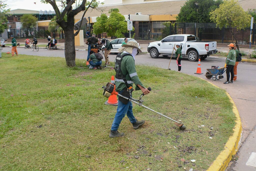 Tareas de desmalezado ejecuta la comuna en avenida Velez Sársfield y en la plazoleta “Alto Sabín” Tareas de desmalezado ejecuta la comuna en avenida Velez Sársfield y en la plazoleta “Alto Sabín”