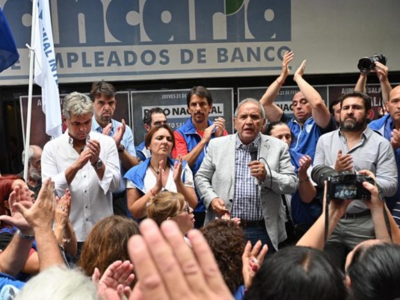 Bancarios cerraron agosto con aumento acumulado de 94,8% y llevó el salario inicial por encima de los .4 millones Bancarios cerraron agosto con aumento acumulado de 94,8% y llevó el salario inicial por encima de los .4 millones