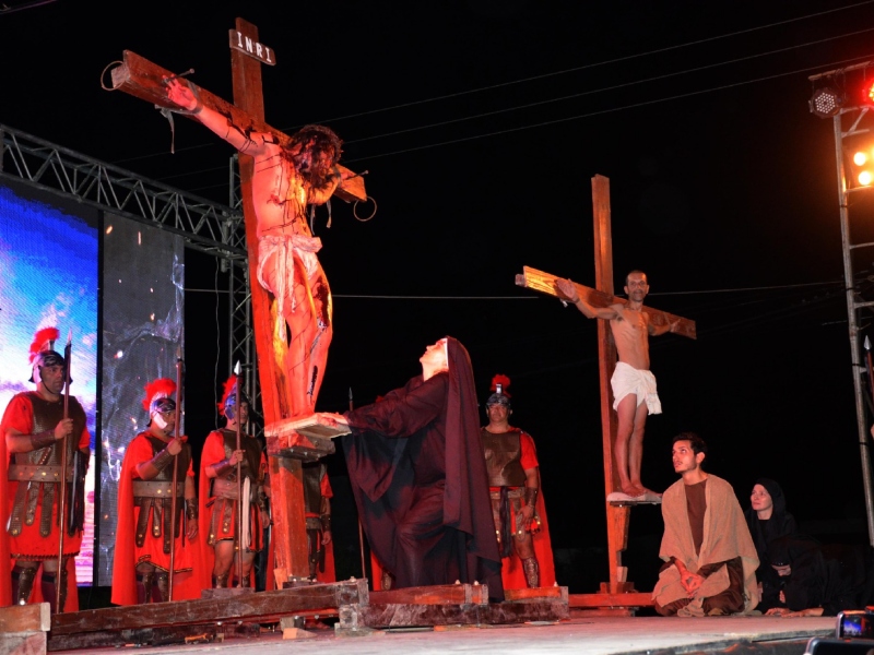 Viernes Santo en Resistencia: sentido via crucis con gran acompañamiento de la gente Viernes Santo en Resistencia: sentido via crucis con gran acompañamiento de la gente