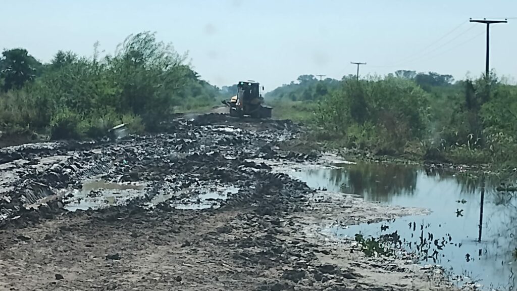Con personal y maquinaria propia, el municipio de Charadai habilita tramo de Ruta 13