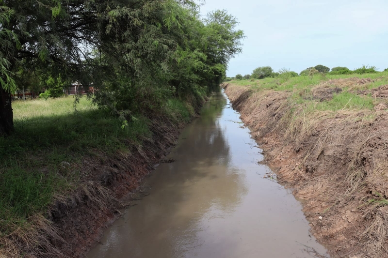 Tareas de mantenimiento y mejorado de desagües del Municipio en distintos barrios Tareas de mantenimiento y mejorado de desagües del Municipio en distintos barrios