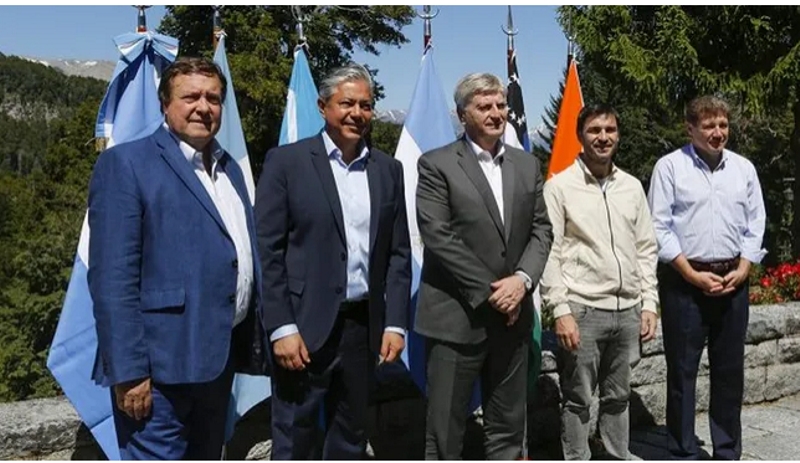 Gobernadores crearán una Agencia de Desarrollo Patagónico y sellan gesto político de unidad y autonomía regional Gobernadores crearán una Agencia de Desarrollo Patagónico y sellan gesto político de unidad y autonomía regional
