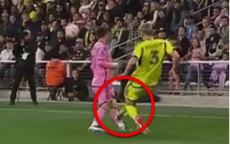 El impresionante planchazo que casi lesiona a Lionel Messi El impresionante planchazo que casi lesiona a Lionel Messi