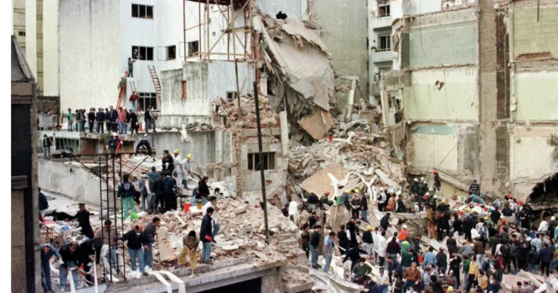 La Justicia concluyó que los atentados a la Embajada de Israel y a la AMIA fueron ordenados por Irán y ejecutados por Hezbollah La Justicia concluyó que los atentados a la Embajada de Israel y a la AMIA fueron ordenados por Irán y ejecutados por Hezbollah