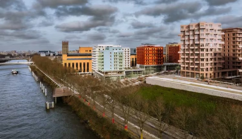 Los secretos de la Villa Olímpica de París: la “ciudad del futuro” sin aire acondicionado y con un cine transformado en comedor Los secretos de la Villa Olímpica de París: la “ciudad del futuro” sin aire acondicionado y con un cine transformado en comedor