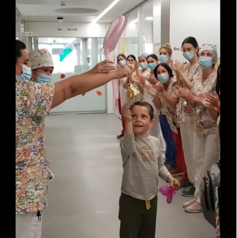 El emotivo caso del niño argentino que hizo sonar la campana en un hospital de España luego de vencer al cáncer El emotivo caso del niño argentino que hizo sonar la campana en un hospital de España luego de vencer al cáncer