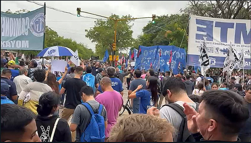 Masiva movilización en defensa de la Universidad Pública en Resistencia Masiva movilización en defensa de la Universidad Pública en Resistencia