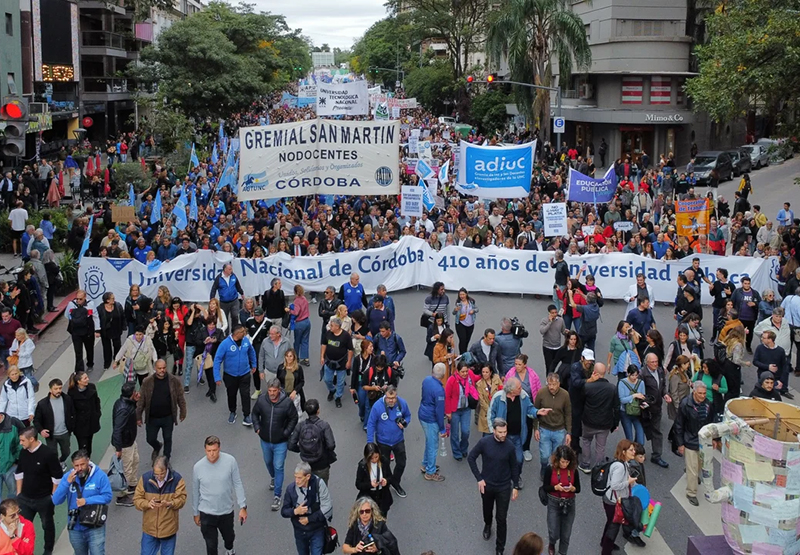 Multitudinaria marcha universitaria en Córdoba en la capital y el interior Multitudinaria marcha universitaria en Córdoba en la capital y el interior