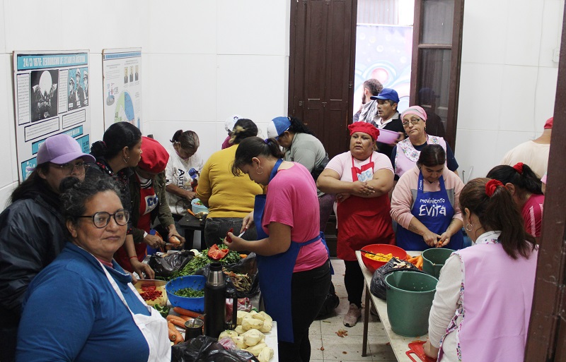 Sindicatos y organizaciones sociales realizaron una olla popular en la Casa por la Memoria “contra el hambre y los despidos” Sindicatos y organizaciones sociales realizaron una olla popular en la Casa por la Memoria “contra el hambre y los despidos”