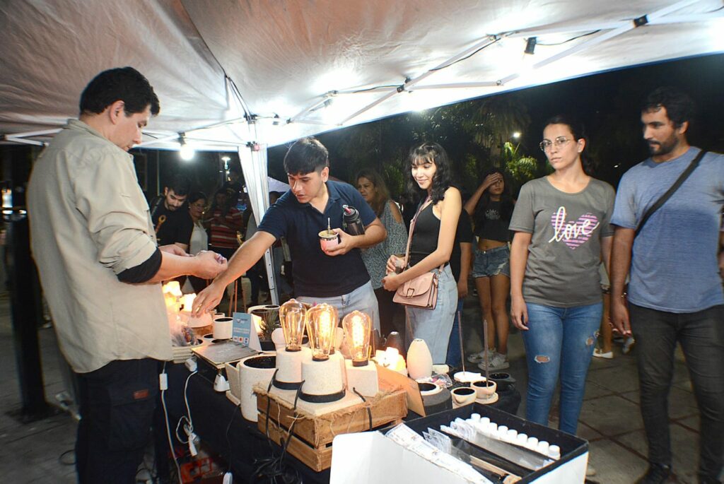 Concurrido domingo de feria municipal de artesanos y emprendedores en la Plaza 25 de Mayo Concurrido domingo de feria municipal de artesanos y emprendedores en la Plaza 25 de Mayo