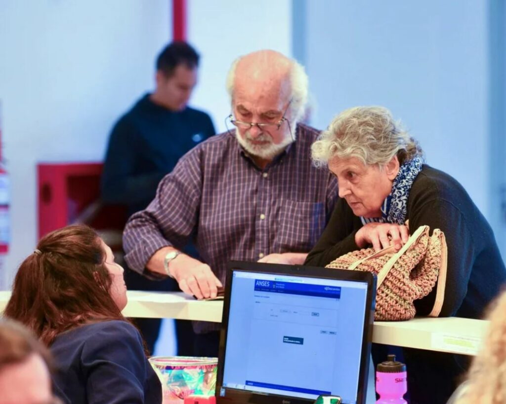 Aumento y tope al bono de .000 en abril para jubilados: fijan proporcional para cobrar