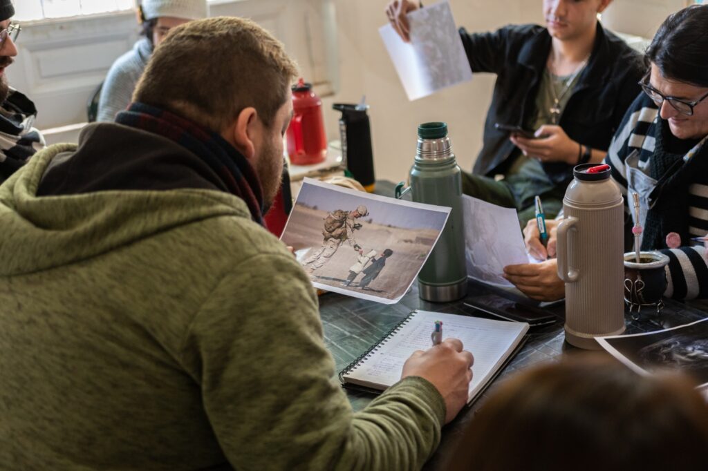 “Rompecabezas de una historia”: un taller para transformar recuerdos familiares en relatos conmovedores