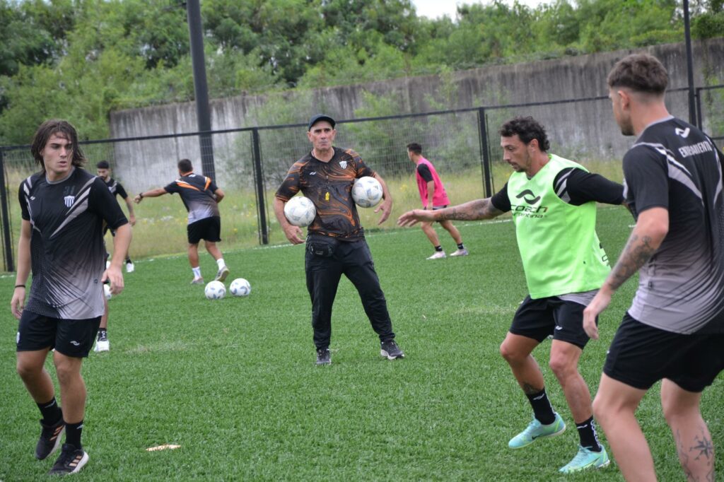 Primera Nacional: Valdez va perfilando su primer 11 en For Ever Primera Nacional: Valdez va perfilando su primer 11 en For Ever