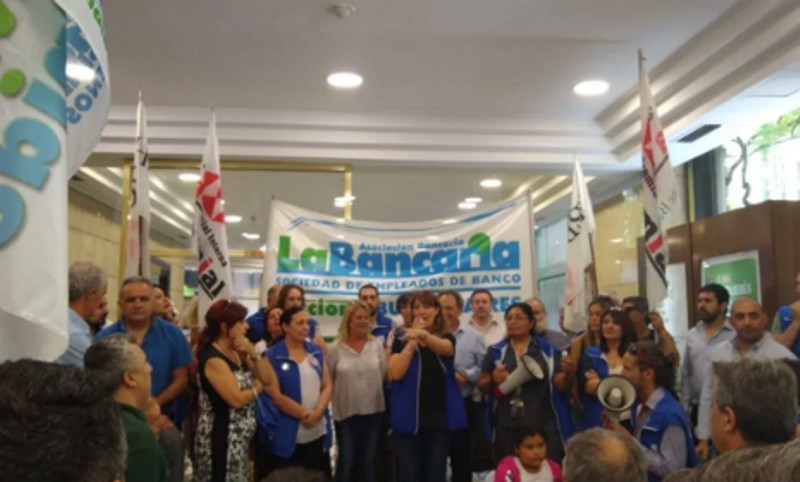 Bancarios sellaron un nuevo aumento y el sueldo básico será de ,2 millones Bancarios sellaron un nuevo aumento y el sueldo básico será de ,2 millones