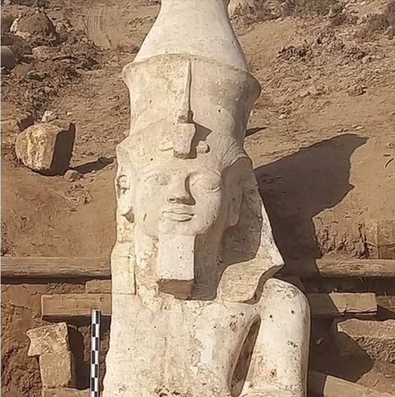 Después de 96 años, los arqueólogos encontraron por fin la parte que faltaba de una estatua legendaria egipcia Después de 96 años, los arqueólogos encontraron por fin la parte que faltaba de una estatua legendaria egipcia