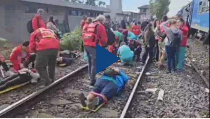 Un tren de la línea San Martín chocó con otra formación y descarriló: más de 100 heridos Un tren de la línea San Martín chocó con otra formación y descarriló: más de 100 heridos