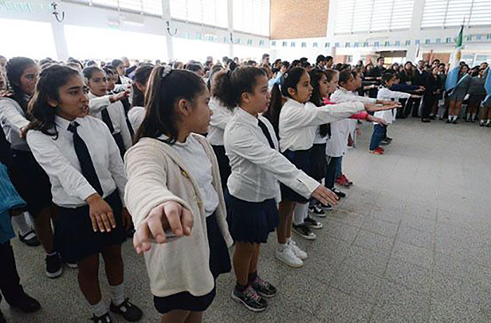 Este jueves estudiantes chaqueños prometerán lealtad a las constituciones Nacional y Provincial Este jueves estudiantes chaqueños prometerán lealtad a las constituciones Nacional y Provincial